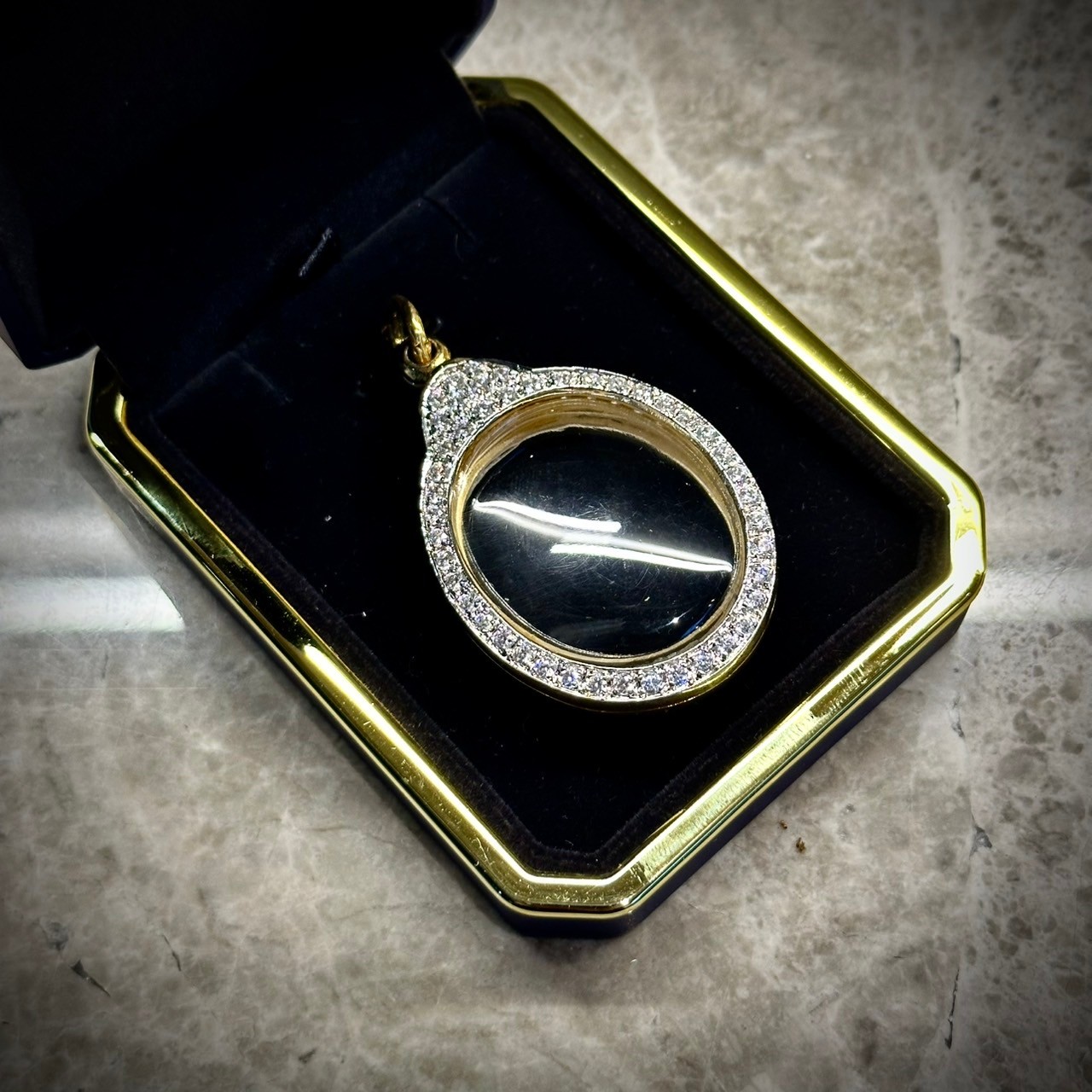 ตลับพระล้อมเพชรทรงรูปไข่ - Image 6