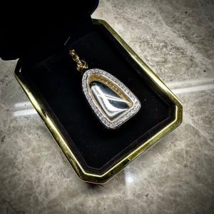 ตลับพระล้อมเพชรทรงสามเหลี่ยมใหญ่แบบบาง