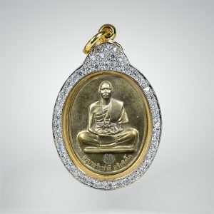 ตลับพระล้อมเพชรทรงรูปไข่